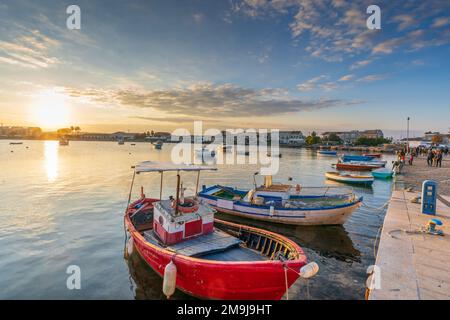 Le port de pêche de Marzamemi au coucher du soleil (Sicile) Banque D'Images