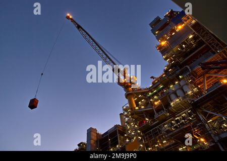 Soulever les opérations de chargement de grue de plate-forme en mer. Banque D'Images