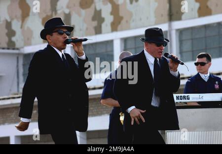 LA US Air Force (USAF) est composée de chanteurs bleus, du sergent technique Max Hernandez (à gauche) et du SERGENT-CHEF Bryan Langerud (MSGT), qui effectuent leur interprétation des Blues Brothers, sur scène pour le personnel de l'USAF déployé avec le groupe d'expéditionnaires aériens (AEG) de 438th, dans un lieu non divulgué pour soutenir l'opération ENDURING FREEDOM. Sujet opération/série: LIBERTÉ DURABLE pays: Inconnu Banque D'Images