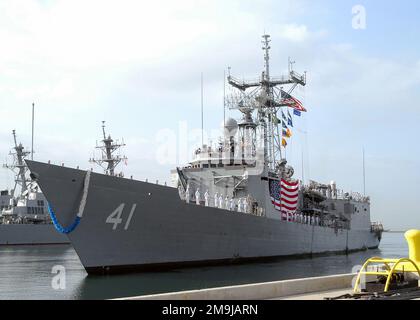 021002-N-6132R-002. Base: USS Mcclusky (FFG 41) État: Californie (CA) pays: États-Unis d'Amérique (USA) Banque D'Images