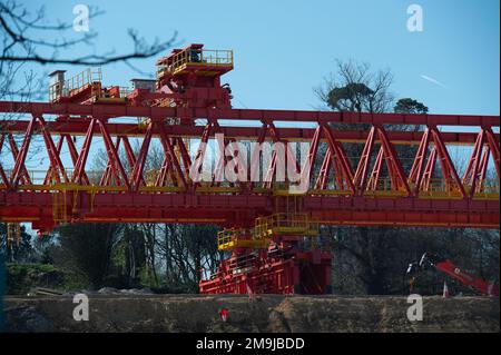 Denham, Royaume-Uni. 19th mars 2022. HS2 travaux de construction pour le Viaduc de Colne Valley. Des jetées en béton sont mises en place sur le site de l'ancien club de ski de Denham Water, à côté de la route North orbital à Denham. La machine de lancement de girder HS2 High Speed Rail de 700 tonnes appelée Dominique (photo) est maintenant en place et a commencé à faire monter certains des segments de pont en béton précoulé sur le premier des 56 segments de quai du Viaduc HS2 High Speed 2 de Colne Valley. Le viaduc de Colne Valley sera le plus long pont ferroviaire du Royaume-Uni. Crédit : Maureen McLean/Alay Banque D'Images