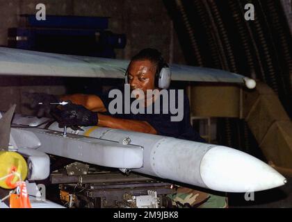 LE sergent d'ÉTAT-MAJOR (SSGT) de LA Force AÉRIENNE DES ÉTATS-UNIS (USAF) Rodney Dixon, chef d'équipage F-16CJ Fighting Falcon, affecté à la 20th Fighter Wing (FW), télécharge un missile air-air À portée moyenne AIM-120 Advance (AMRAAM) sur la station de l'aile extérieure gauche de son avion, alors qu'il est déployé à la base aérienne d'Incirlik (AB), en Turquie, Pendant l'opération NORTHERN WATCH. (Image sous-standard). Objet opération/série: BASE DE SURVEILLANCE DU NORD: Base aérienne d'Incirlik, Adana pays: Turquie (TUR) Banque D'Images