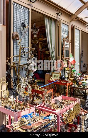 Florence, Italie - 15 avril 2022: Mercato delle Pulci ou Mercato dei Ciompi est un petit marché aux puces quotidien où vous pouvez trouver la seconde main et vintage i Banque D'Images