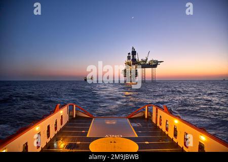 Navire de manutention d'ancre dans la mer pendant les opérations de cargaison pour plate-forme de production pétrolière offshore. Banque D'Images