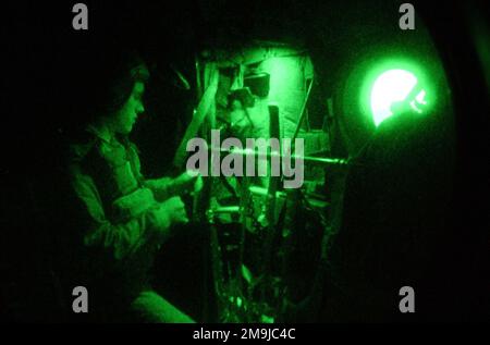 Photographie allégée montrant les charmeurs de l'US Air Force (USAF) à bord d'un avion C-130 Hercules de l'aile expéditionnaire aérienne 320th (AEW), se préparant à partir d'une mission de soutien au combat en Afghanistan pendant l'opération ENDURING FREEDOM. Sujet opération/série: LIBERTÉ DURABLE pays: Afghanistan (AFG) Banque D'Images