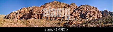 Tombes royales sculptées dans la montagne, Petra, Jordanie du Sud Banque D'Images