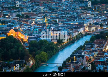 Innsbruck Autriche, vue au crépuscule de la vieille ville du centre-ville - l'Altstadt - montrant le River Inn, Innsbruck, Autriche Banque D'Images