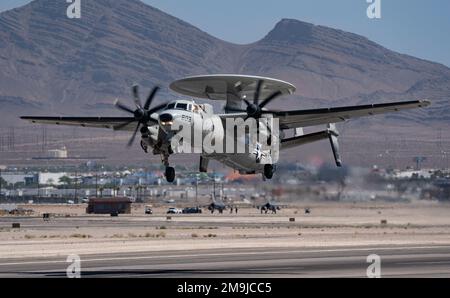 A ÉTATS-UNIS Un avion de commandement et de contrôle Hawkeye de la Marine E-2C prend son envol pour les États-Unis Mission de l'école d'armes de la Force aérienne à la base aérienne de Nellis, Nevada, 19 mai 2022. L'E-2 Hawkeye est l'avion de gestion de combat tactique de la Marine, entièrement météorologique, basé sur des transporteurs aériens, d'alerte précoce, de commandement et de contrôle. Banque D'Images