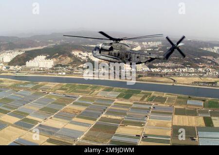 Un hélicoptère CH-53D Sea Stallion du corps des Marines des États-Unis (USMC) de l'escadron 463 des hélicoptères marins lourds (HMH-463) vole un vol de familiarisation au-dessus de la campagne près d'Osan AB, en Corée, en préparation au programme d'entraînement incrémental coréen. Base: Osan pays: République de Corée (KOR) Banque D'Images