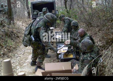 Le personnel DU corps DES Marines DES ÉTATS-UNIS (USMC) affecté au 2nd Bataillon, 7th Marines reçoivent un repas chaud pendant le programme d'entraînement incrémental coréen (KITP) au Camp Mu Juk, en Corée du Sud. Le KITP est un exercice de formation conjoint avec les Marines des États-Unis et les Marines des ROK. Base: Camp Mu Juk pays: République de Corée (KOR) Banque D'Images