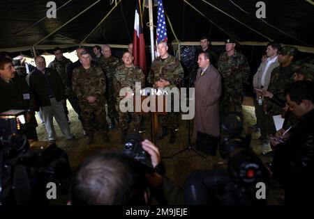 021125-F-6701P-048. [Complete] Scene Caption: À la base opérationnelle avancée pour le programme Georgia train and Equip à Krtsanisi, République de Géorgie, US Air Force (USAF) général (GEN) Richard B. Myers (centre), Président des chefs d'ÉTAT-MAJOR interarmées (JCS), Et le général David Tevzadze, ministre géorgien de la Défense, s'adresse à la presse internationale après une cérémonie de commémoration en l'honneur des victimes de l'attentat terroriste de 11 septembre. Le général Myers visite le complexe et les terrains d'entraînement du Georgia train and Equip Program (GTEP), ainsi que les hauts responsables militaires et les Banque D'Images