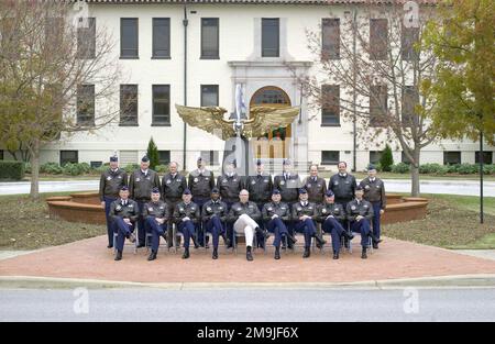 021209-F-4476B-198. [Complete] Scene Caption: US Air Force (USAF) leaders posent pour une photographie de groupe à l'extérieur du Centre de doctrine de la Force aérienne, situé à la base aérienne de Maxwell (AFB), Alabama (AL), marquant une conclusion au Sommet de la doctrine de la Force aérienne. Les sièges de gauche à droite sont : le général (GEN) lance W. Lord, Commandement spatial de la Force aérienne (AFSPC); GEN William J. Bergert, commandant, Forces aériennes du Pacifique; GEN John W. Handy, Commandement de la mobilité aérienne (AMC); GEN Lester W. Lyles, Commandement matériel de la Force aérienne (AFMC); le secrétaire de la Force aérienne (SECAF), l'honorable James G. Roche; GEN John P. Jumper, ÉCHIE de la Force aérienne Banque D'Images