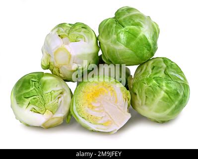 choux de bruxelles verts et frais isolés sur fond blanc, gros plan de légumes de choux sains Banque D'Images