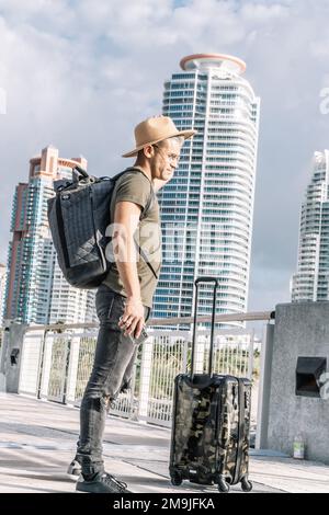 Voyageur homme avec le transport de bagages semble confus dans la ville, Voyage concept Banque D'Images