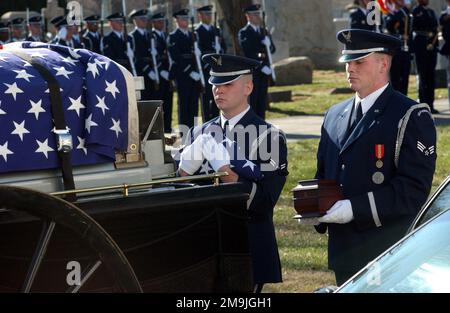 LA Force AÉRIENNE DES ÉTATS-UNIS (USAF) rend hommage à la première classe des gardiens de l'AVIATION (A1c) Richard Hardin et À L'AVIATEUR PRINCIPAL (SRA) Thomas Boyle de la base aérienne de Bolling (AFB), District de Columbia (DC), rendent hommage à l'ancien secrétaire de la Force aérienne (SECAF), John L. McLucas, En plaçant ses restes et un drapeau américain sur l'armée américaine (USA), le garde d'honneur caisson lors de ses funérailles au cimetière national d'Arlington (ANC). Base: Cimetière national d'Arlington État: Virginie (va) pays: Etats-Unis d'Amérique (USA) Banque D'Images