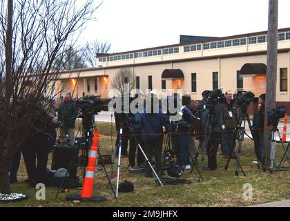 Les caméramans de télévision et les photographes de nouvelles font la queue d'un passage où l'audience sur l'article 32 (enquête sur les accusations) a lieu sur la base aérienne de Barksdale (AFB), en Louisiane (LA). Des dizaines de médias américains et canadiens couvrent l'audience. L'audience concerne les décès par « feu amical » canadiens en Afghanistan. Base: Barksdale Air Force base État: Louisiana (LA) pays: États-Unis d'Amérique (USA) Banque D'Images