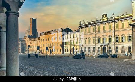 Mantua, Lombardie, Italie. Vue du matin sur la place médiévale de Sordello, surplombée par d'importants bâtiments historiques. Banque D'Images