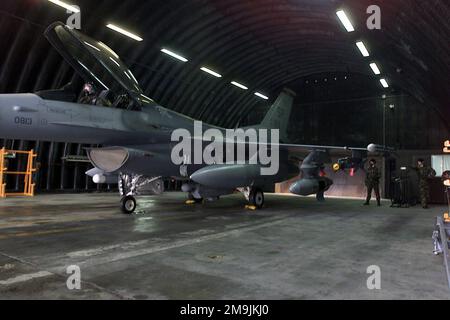 030116-F-0718S-024. [Complete] Scene Caption: Inside a TAB VEE (durcissant Aircraft Shelter) un faucon de combat F-16CJ de l'US Air Force (USAF), 52nd Fighter Wing (FW), base aérienne de Spangdahlem (AB), Allemagne, subit des procédures de démarrage avant le vol. Le capitaine de l'USAF (CAPT) Matthew Jensen, pilote, occupe le poste de pilotage en tant QU'AVIATEUR PRINCIPAL de l'USAF (SRA) Lucas Stabe vérifie les mouvements des rabats et des avions de queue. USAF SRA Eric Grudziecke a l'extincteur à poudre 125-150lbs à roues. Le Falcon porte un missile air-air À moyenne portée AVANCÉ AIM-120A (AMRAAM) sur l'extrémité de l'aile et un SIDEWINDER AIM-9 sur la station 2 Banque D'Images