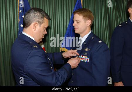 FORCE AÉRIENNE DES ÉTATS-UNIS (USAF) Colonel (col) Michael A Longoria (à gauche), Commandant, 18th Air support Operations Group (ASOG), Pope Air Force base (AFB), Caroline du Nord (NC), épingle Bronze Star sur l'USAF Lieutenant colonel (LCOL) Donald D Tharp, 17th Air support Operations Squadron (ASOS), Hunter Army Airfield (AAF), Géorgie (GA). La cérémonie de remise des prix a eu lieu au Hunter Club sur la base. Objet opération/série : BASE DE LA LIBERTÉ DURABLE : Savannah International Airport État : Géorgie (GA) pays : États-Unis d'Amérique (USA) Banque D'Images