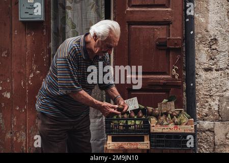 Mola di Bari, Italie - juin 2016 : agriculteur vendant des figues fraîches Banque D'Images