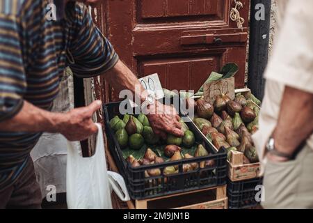 Mola di Bari, Italie - juin 2016 : agriculteur vendant des figues fraîches Banque D'Images