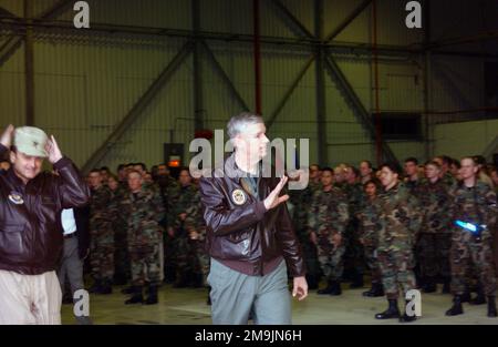 Le Président des chefs d'ÉTAT-MAJOR interarmées (CJCS), du général (GEN) de l'US Air Force (USAF) Richard B. Myers, part après avoir pris la parole avant un petit rassemblement lors d'une brève escale à la base aérienne d'Incirlik (AB), en Turquie. Base: Incirlik Air base, Adana pays: Turquie (TUR) Banque D'Images