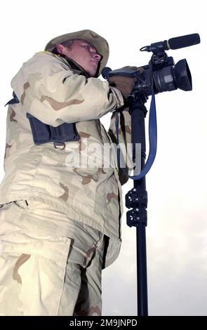 LE caporal (CPL) Jeremy Colvin, de l'armée AMÉRICAINE (USA), et la 55th signal Company (SC), combat Camera, documentent un programme d'action civile médicale (MEDCAP) dans le village d'Aroki, à l'appui de l'opération ENDURING FREEDOM. Sujet opération/série: LIBERTÉ DURABLE pays: Afghanistan (AFG) Banque D'Images