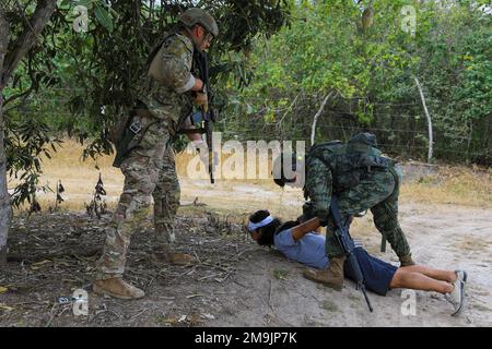 Un membre du Groupe des forces spéciales de 7th (aéroporté) tire la sécurité tandis que ses partenaires des forces spéciales équatoriennes font la recherche d'un combattant ennemi lors d'un raid sur un complexe ennemi à Manta, en Équateur, au 20 mai 2022. L'armée équatorienne et les forces américaines mènent des échanges militaires de routine depuis 6-27 mai entre les villes de Manta et de Latacunga. Les échanges bilatéraux permettent aux deux militaires de renforcer la préparation tactique pour les opérations futures maintenir la préparation et le soutien engagement continu en réponse aux crises de sécurité émergentes et aux catastrophes naturelles. (ÉTATS-UNIS Photos de l'armée par le sergent d'état-major Matthew GR Banque D'Images