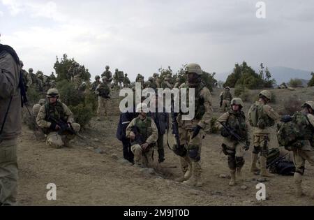 Les hommes et les femmes soldats de la Compagnie 'C', 1st Bataillon, 504th parachute Infantry Regiment (PIR), armés de 5,56mm M4 carbines, recherchent l'ennemi présumé des Talibans dans la ville de Naray, en appui à LA LIBERTÉ DURABLE. Sujet opération/série: LIBERTÉ DURABLE base: Naray pays: Afghanistan (AFG) Banque D'Images