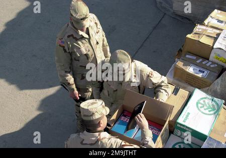 ARMÉE AMÉRICAINE (Etats-Unis) le caporal (CPL) Joshua Thibealt, haut, capitaine (CPT) Jennifer Vaden, centre et SPÉCIALISTE de première classe (SFC) Domingo Ruiz, charge les fournitures scolaires qui seront distribuées aux écoles et orphelinats locaux, pendant l'opération ENDURING FREEDOM. Objet opération/série: LIBERTÉ DURABLE base: Kaboul pays: Afghanistan (AFG) Banque D'Images