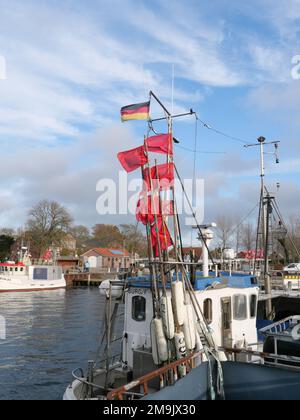 Drapeaux de marquage pour le piège à poisson d'un pêcheur sur un bateau de pêche dans le port de Burg, Fehmarn, Allemagne. Banque D'Images