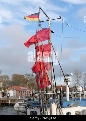 Drapeaux de marquage pour le piège à poisson d'un pêcheur sur un bateau de pêche dans le port de Burg, Fehmarn, Allemagne. Banque D'Images