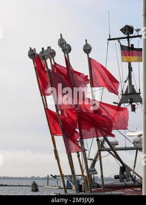 Drapeaux de marquage pour le piège à poisson d'un pêcheur sur un bateau de pêche dans le port de Burg, Fehmarn, Allemagne. Banque D'Images
