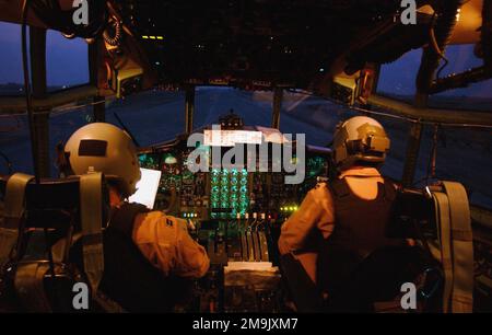 LE capitaine de la Force AÉRIENNE DES ÉTATS-UNIS (USAF) Dave Lopez, (pilote) et le CPT de l'USAF Scott Farnham (co-pilote), tous deux affectés à l'aile expéditionnaire aérienne 320th (AEW), photographiés dans le poste de pilotage de leur avion Hercules C-130 alors qu'il se trouve sur la piste de la base aérienne de Shahbaz (AB), située près de Jocobabad, au Pakistan, Au cours d'une mission qui a été menée pour soutenir l'opération ENDURING FREEDOM. (Dupliquer l'image, voir également DFSD0414260 ou rechercher 030129F7203T008). Objet opération/série: LIBERTÉ DURABLE base: Shahbaz Air base État: Jocobabad pays: Pakistan (PAK) Banque D'Images