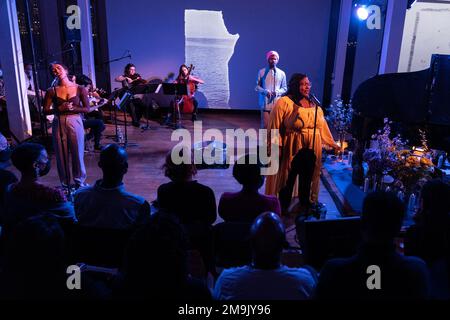 Samora Pinderhughes : présentation multimédia « chagrin & Process » lors du festival d'hiver JazzFest à Westbeth présenté par la cuisine de New York sur 17 janvier 2023. Le projet de chagrin a été influencé par la déferlante des nombreux dommages intimes infligés par l'incarcération de masse et le racisme systémique et la façon dont les gens se guérissent et se guérissent les uns les autres. Samora Pinderhughes se produit au piano et à la voix et collabore avec Joshua Fcrumbly à la basse, Jack DeBoe à la batterie, Nia Drummond, Voice, Elliott Skinner à la guitare et à la voix, Jehbreal Muhammad Jackson, Voice, Nio Levon, Voice, Dani Murcia, voix, quatuor Argus avec Giancarlo la Banque D'Images