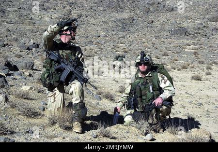 Armé du 5,56mm M4 Carbine, le sergent D'ÉTAT-MAJOR (SSG) Matthew Duesbery dirige ses soldats de la Compagnie 'A', 2nd Bataillon, 504th Parachute Infantry Regiment (PIR), lors d'une recherche de combattants talibans, en appui à LA LIBERTÉ DURABLE. Sujet opération/série: LIBERTÉ DURABLE pays: Afghanistan (AFG) Banque D'Images