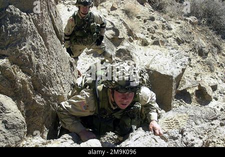 Armé de 5,56mm M4 carbines, de l'armée américaine (États-Unis), de la première classe privée (PFC), Jason Ketchum et d'autres membres de la compagnie 'A', 2nd Bataillon, 504th parachutisme Infantry Regiment (PIR), White Devils, 82nd Airborne Division, grimpez sur un terrain rocheux difficile, lors d'une patrouille de combat dans les montagnes d'ADI Ghar, en Afghanistan, À l'appui de l'opération LIBERTÉ DURABLE 2003. Sujet opération/série: LIBERTÉ DURABLE 2003 pays: Afghanistan (AFG) Banque D'Images