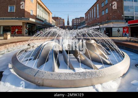 La fontaine de la pièce maîtresse de Smithford Way dans le centre de Coventry entre les quartiers supérieur et inférieur. L'ensemble de la zone a été rénové pour la ville de Culture 2021. La vue de la fontaine donne sur la partie supérieure du quartier vers la flèche de l'église de la Sainte Trinité au loin. Banque D'Images