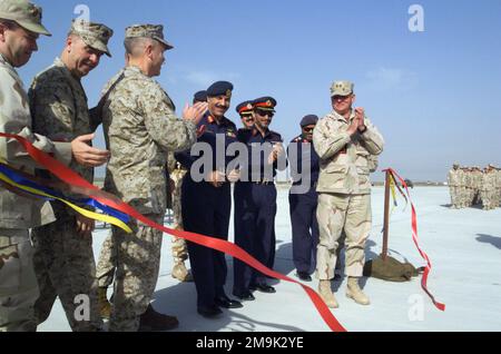 030202-M-5972A-011. [Complete] Scene Caption : DES responsables MILITAIRES AMÉRICAINS et de l'État du Koweït participent à une cérémonie de découpe de ruban marquant l'ouverture de la nouvelle rampe de stationnement d'avion à la base aérienne d'Ahmed Al Jaber, au Koweït, au cours de l'opération ENDURING FREEDOM. De gauche à droite sont photographiés : LE général de brigade (BGÉN) Roebling de L'US Air Force (USAF); le général de division (MGÉN) du US Marine corps (USMC) Keith J. Stalder, directeur adjoint, plans et politiques, Commandement central des États-Unis; LE MGÉN James F. Amos, directeur, Division de la stratégie et des plans, plans, le général de division de l'État du Koweït (GEN YOUSSEF); État o Banque D'Images