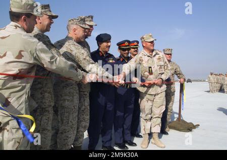 030202-M-5972A-009. [Complete] Scene Caption : DES responsables MILITAIRES AMÉRICAINS et de l'État du Koweït participent à une cérémonie de découpe de ruban marquant l'ouverture de la nouvelle rampe de stationnement d'avion à la base aérienne d'Ahmed Al Jaber, au Koweït, au cours de l'opération ENDURING FREEDOM. De gauche à droite sont photographiés : BRIGADIER-général (BGÉN) Roebling de L'US Air Force (USAF); Major-général (MGÉN) du US Marine corps (USMC) Keith J. Stalder, directeur adjoint, plans et politiques, Commandement central des États-Unis; MGÉN James F. Amos, directeur, Division de la stratégie et des plans, plans et opérations; USMC Lieutenant général (LGEN) James T. Conway, Comm Banque D'Images