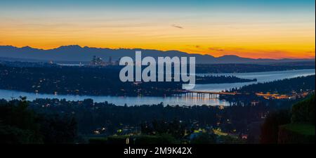Vue sur la ville de Seattle au coucher du soleil, État de Washington, États-Unis Banque D'Images