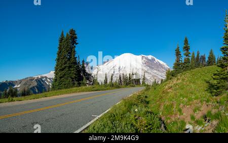 Mt. Rainier et Road, Mt. Parc national de Rainier, État de Washington, États-Unis Banque D'Images