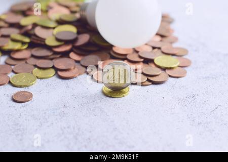 Gros plan sur des pièces en euros éparpillées Banque D'Images