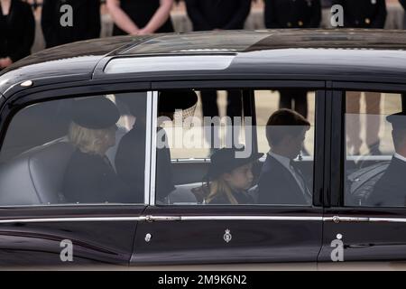 Le Prince George et la princesse Charlotte, voyageaient en voiture royale avec leur mère la princesse de Galles, et Camilla, après le service funéraire de la Reine. Banque D'Images