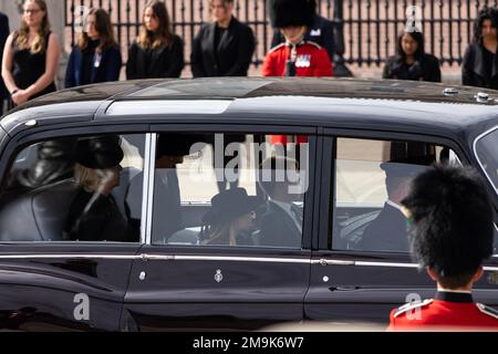 Le Prince George et la princesse Charlotte, voyageaient en voiture royale avec leur mère la princesse de Galles, et Camilla, après le service funéraire de la Reine. Banque D'Images