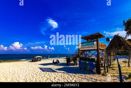 Playa del Carmen 08. Mai 2021 Tropical mexicain plage regarder tour paysage panorama plein de personnes à la plage parties en vacances à Playa del Carmen me Banque D'Images