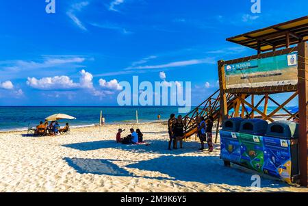 Playa del Carmen 08. Mai 2021 Tropical mexicain plage regarder tour paysage panorama plein de personnes à la plage parties en vacances à Playa del Carmen me Banque D'Images