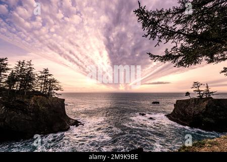 Sunset, couloir panoramique de l'État Samuel H. Boardman, Oregon, États-Unis Banque D'Images