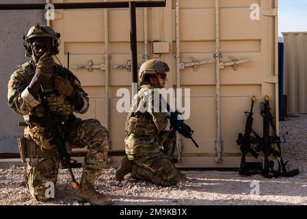 ÉTATS-UNIS Airman Ahmad Rasheed, chef de la Force aérienne, 919th escadron des forces de sécurité déployé un membre de l'équipe de l'élément d'intervention au sol affecté à Duke Field, en Floride, Et le 2nd Lt Adrienne Gibb, acteur des forces nationales partenaire de l'escadron des opérations spéciales 9th, effectue une patrouille lors d'un exercice conjoint de la Ciote Dicer au champ de répartition de la Force aérienne de Melrose, au 19 mai 2022. Coyote Dicer a préparé des aviateurs du Commandement des opérations spéciales de la Force aérienne pour des opérations de contingence en effectuant divers scénarios de contact avec les ennemis, et la répétition de cette année a impliqué des bérets verts du Groupe des Forces spéciales de 7th qui ont formé le partenaire simulé na Banque D'Images