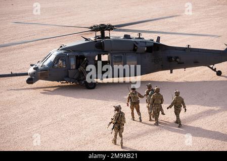 Les aviateurs américains de l'élément d'intervention au sol des 27th forces de sécurité des opérations spéciales, 27th membres de l'équipe de soutien de la mission du Groupe de soutien de la mission des opérations spéciales, Et les bérets verts du Groupe des forces spéciales de l'armée américaine 7th conduisent un scénario d'évacuation des victimes de combat avec un hélicoptère HH-60G Pave Hawk de l'escadron de sauvetage 512th affecté à la base aérienne de Kirtland, au Nouveau-Mexique, au cours d'un exercice conjoint Coyote Dicer à la chaîne aérienne de Melrose, au Nouveau-Mexique, au 19 mai 2022. Au cours des trois dernières itérations, Coyote Dicer a étendu son empreinte d'exploitation multidomaine en intégrant des avions, y compris t. Banque D'Images